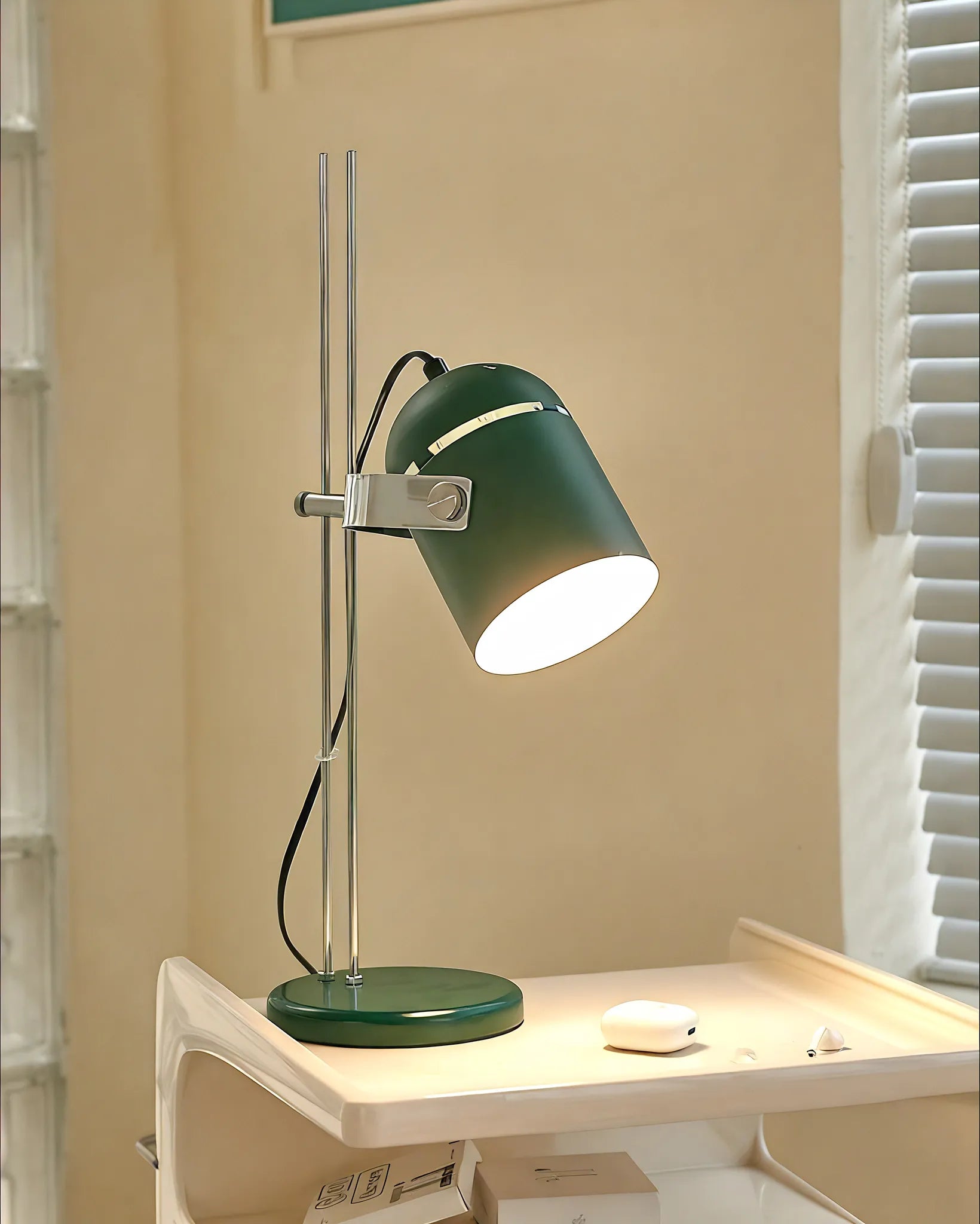 Studio Beam Desk Lamp – Industrial Style with a Warm Touch Aescraft