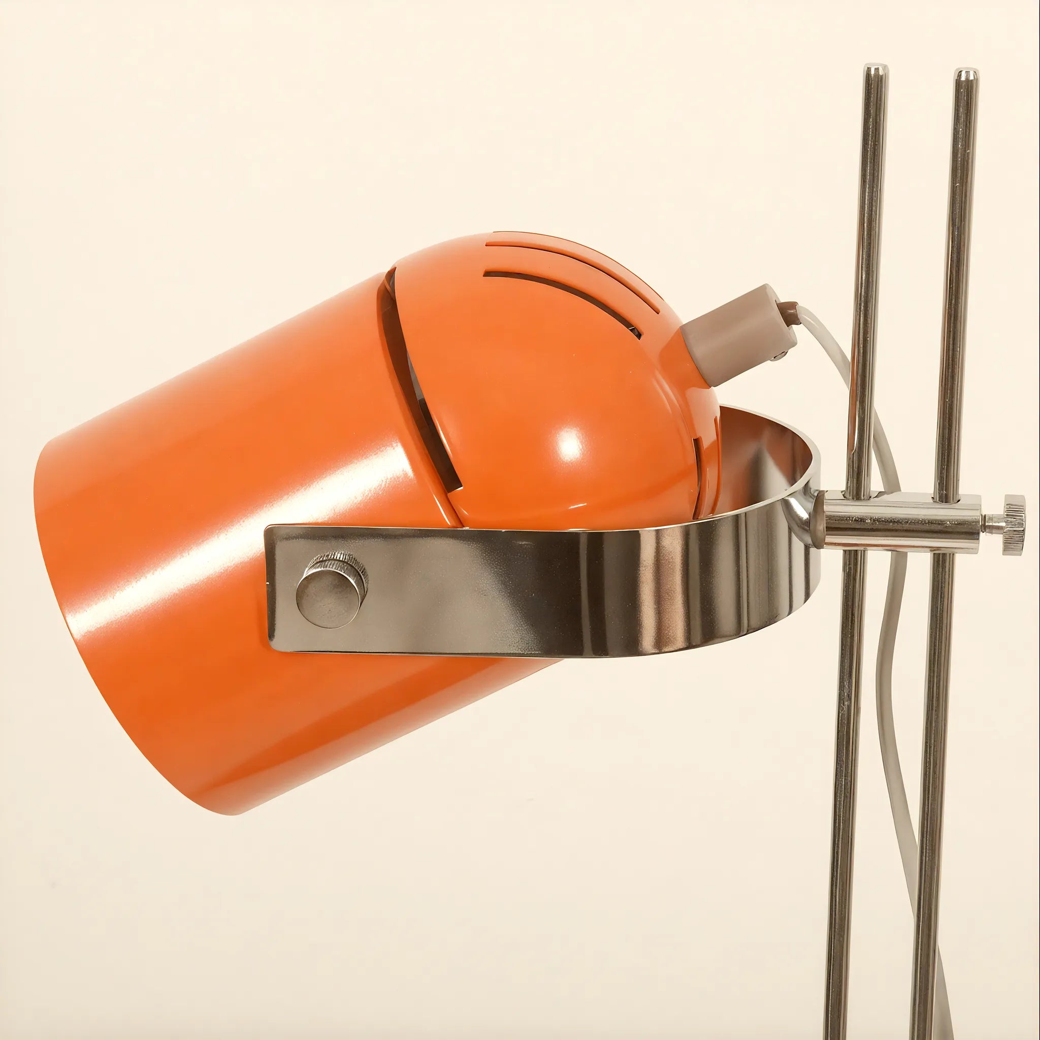 Studio Beam Desk Lamp – Industrial Style with a Warm Touch Aescraft